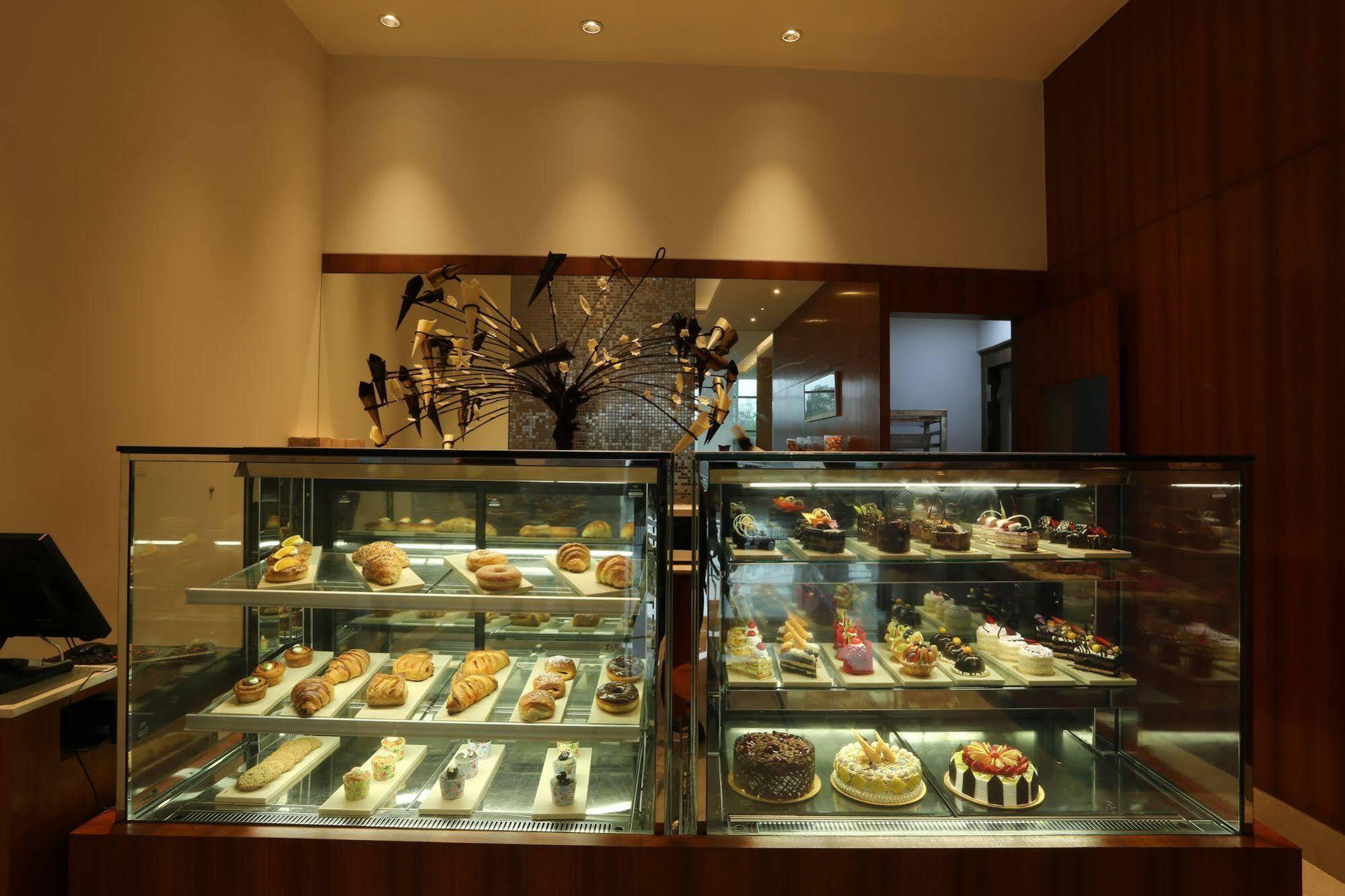 Hotel Taj Swarna, Amritsar Zewnętrze zdjęcie A pastry display case
