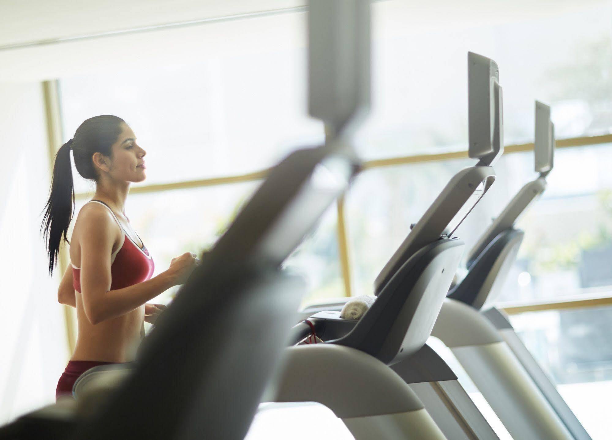 Hotel Taj Swarna, Amritsar Zewnętrze zdjęcie A woman on a treadmill