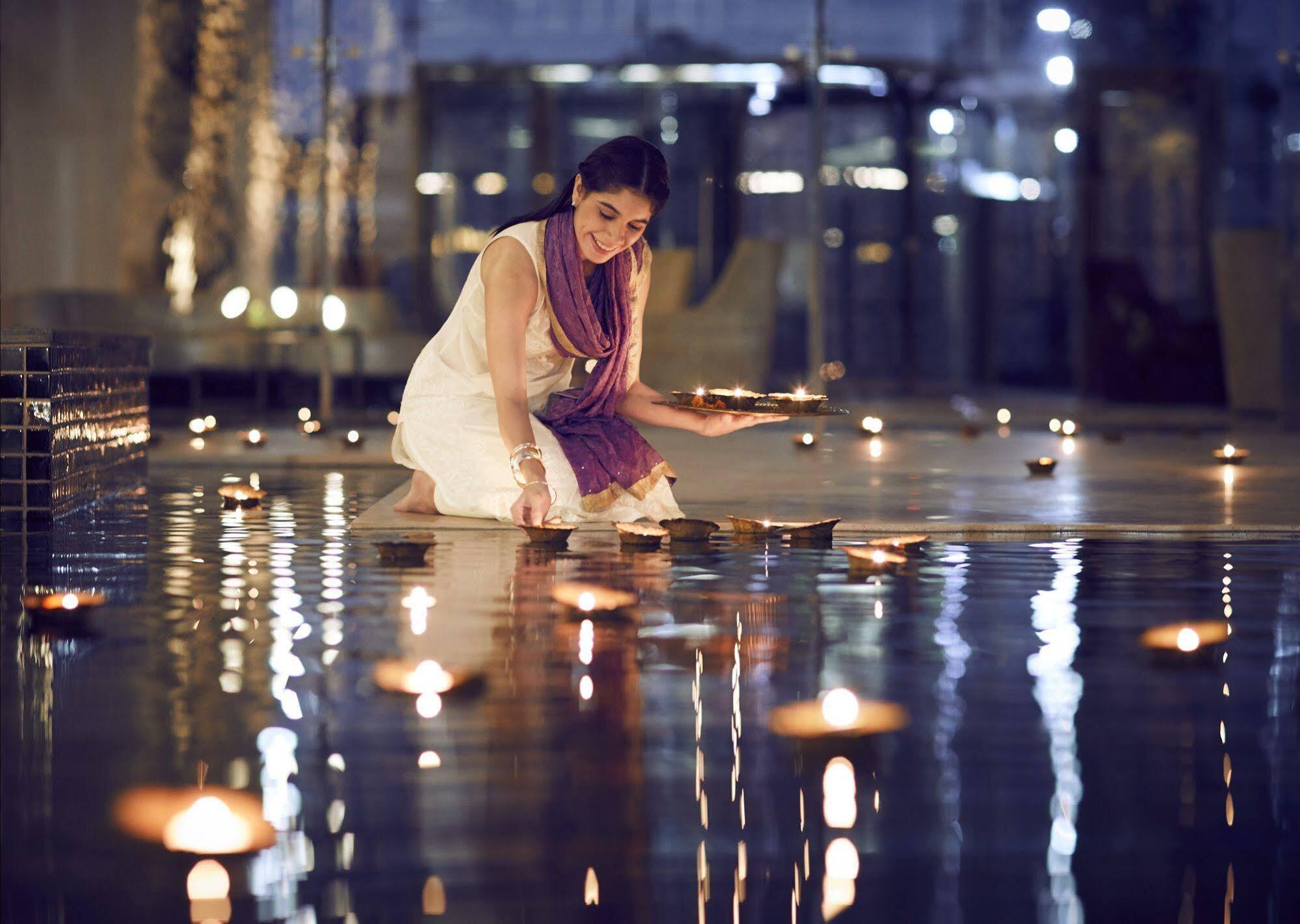 Hotel Taj Swarna, Amritsar Zewnętrze zdjęcie A woman lighting a diya