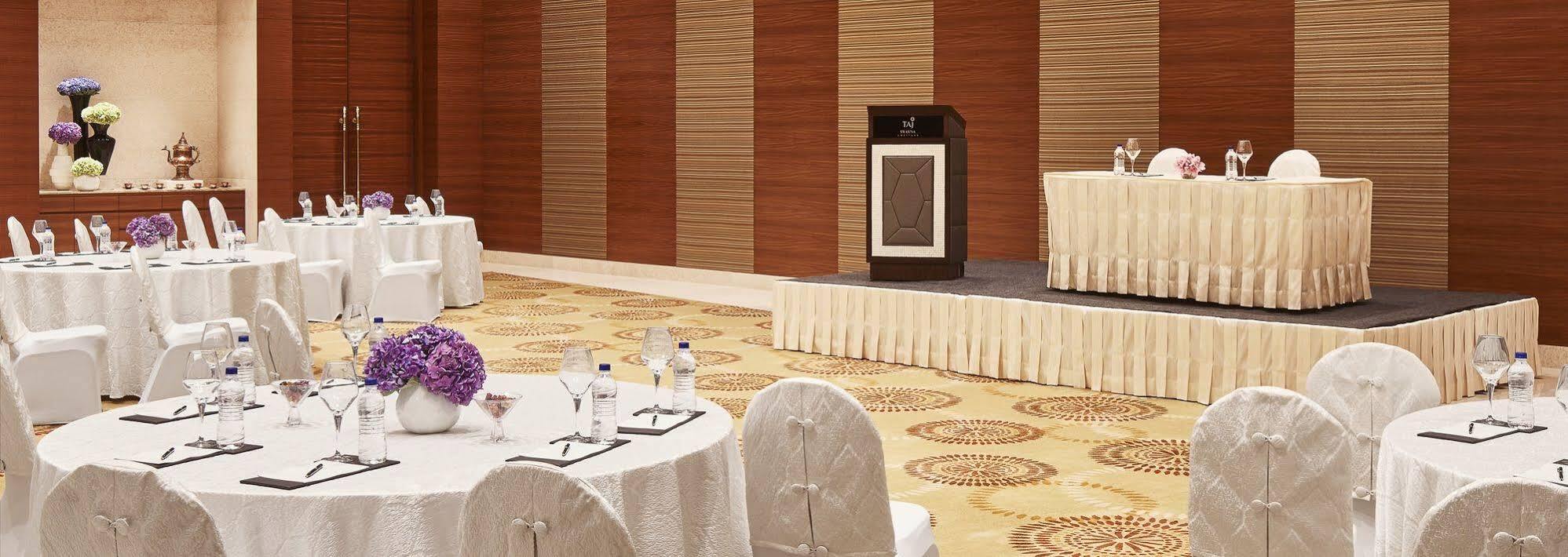 Hotel Taj Swarna, Amritsar Zewnętrze zdjęcie A podium