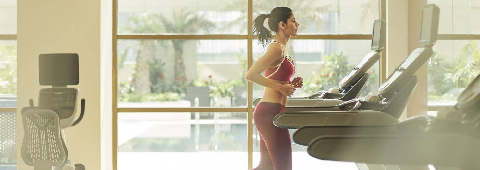 Hotel Taj Swarna, Amritsar Zewnętrze zdjęcie A woman exercising on a treadmill